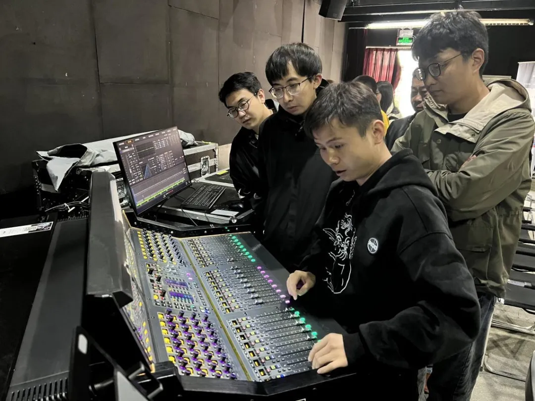 我院录音艺术系教师赴安恒利公司交流学习！