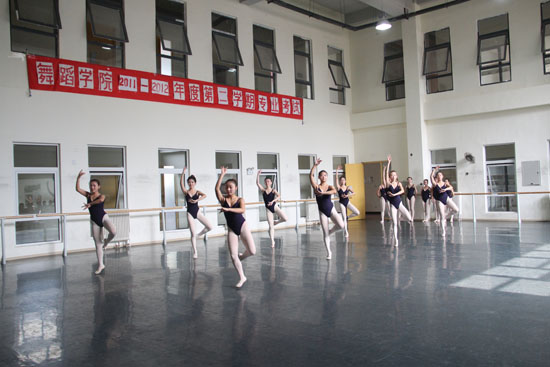 舞蹈学院期末考试紧张进行 北音舞蹈学院教师来观摩