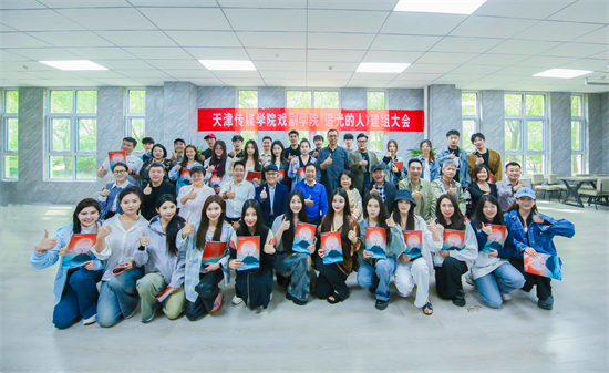 天传跨界融合舞台剧《追光的人》建组 以艺术之光献礼师者